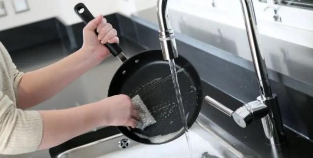 طرق مبتكرة وجديدة لتنظيف مقلاة التيفال المحروقة