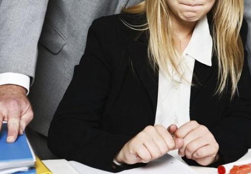 ممرضة زوجي مريض بالأفلام الإباحية ويتحرش بي