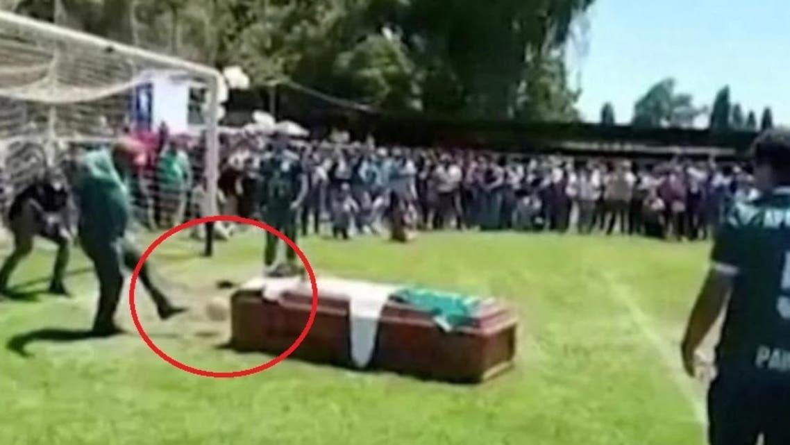 قبل جنازته شاهد نعش لاعب متوفى يهز الشباك 