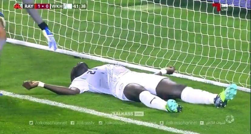 إيقاف مباراة بقطر بعد اغماء لاعب  فيديو