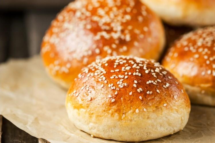 خبز البرغر بالحليب المحضرة منزلياً