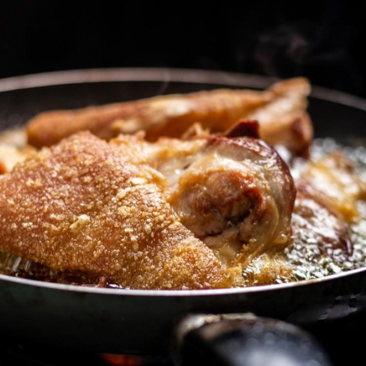 إليك الطريقة الأمثل لإعادة تسخين الدجاج المقلي