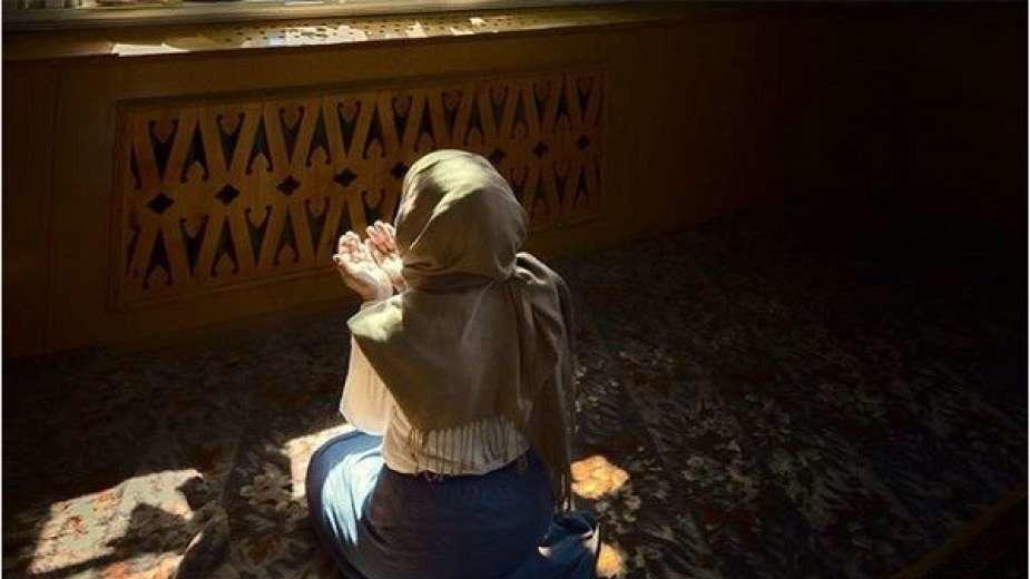 هيئة الأمر بالمعروف يجوز للمرأة الصلاة كاشفةً شعرها بحالة واحدة