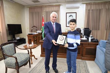 عويس يكرم الطالب الأردني المومني