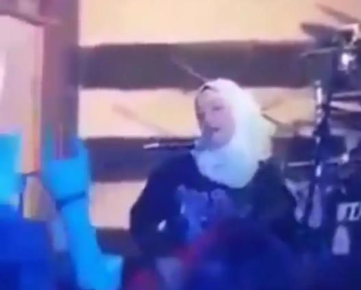  أول روك محجبة تثير الجدل بظهورها  فيديو 