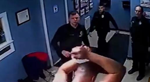 مصرع أميركي تعرض للصعق من الشرطة  فيديو