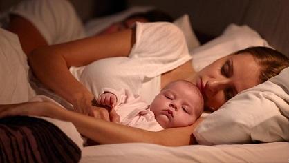 وضعية النوم الصحيحة بعد الولادة القيصرية