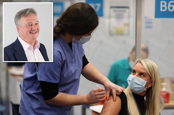 خبير بريطاني أوقفوا اللقاحات وتعايشوا مع كورونا