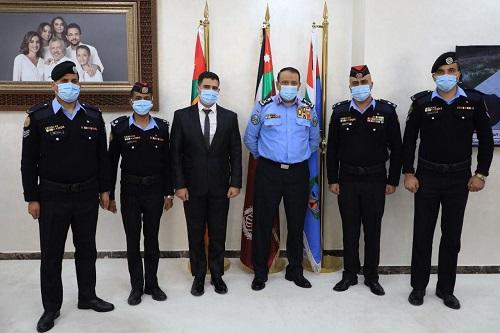 تكريم عدد من مرتبات الأمن لإنقاذهم ثلاثة أطفال