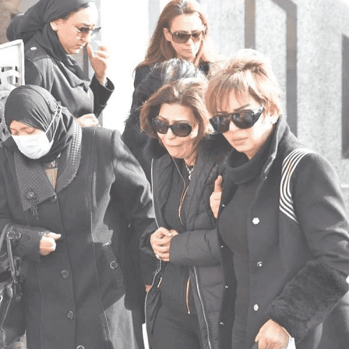 انهيار زوجة الإعلامي الراحل وائل الإبراشي خلال تشييع جثمانه