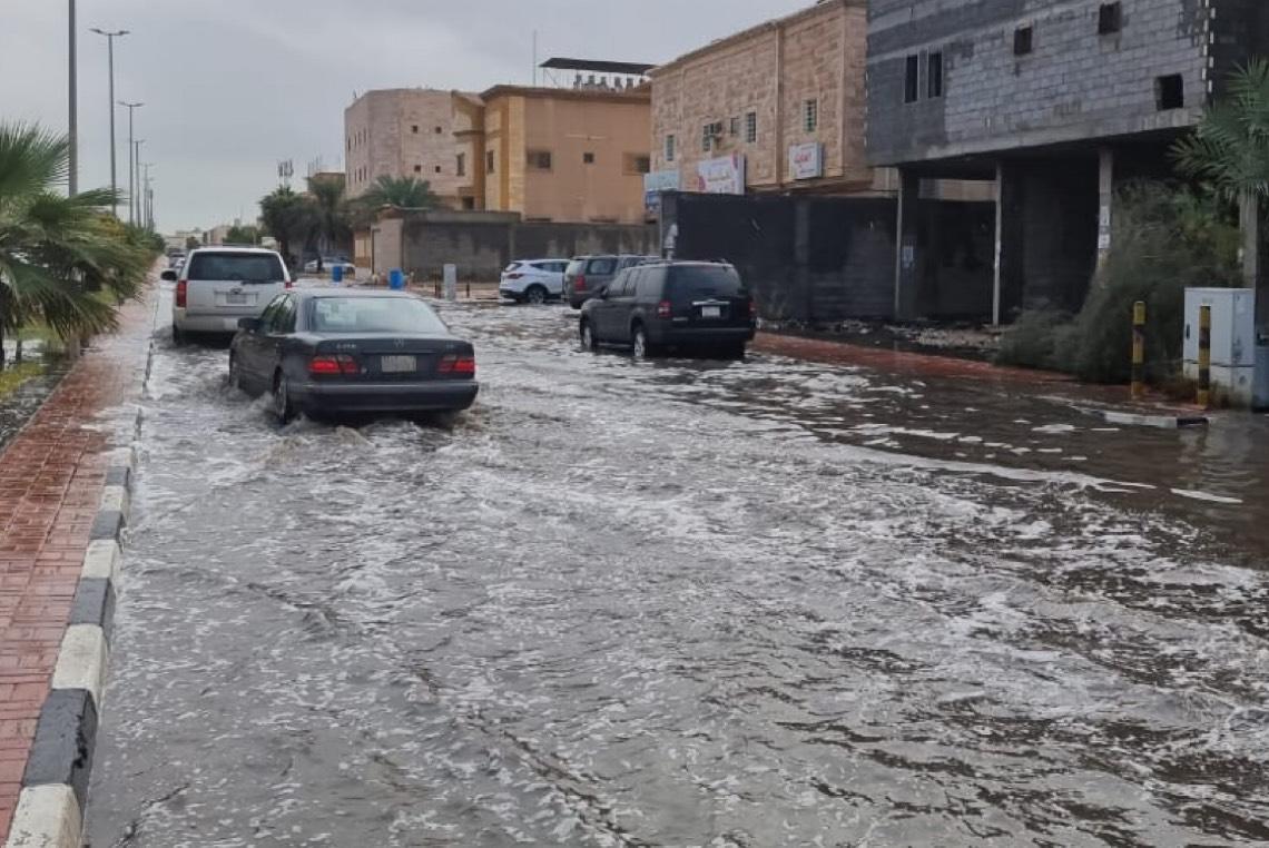 مواطنون الأمطار الاخيرة تعيب شوارعا في العقبة 