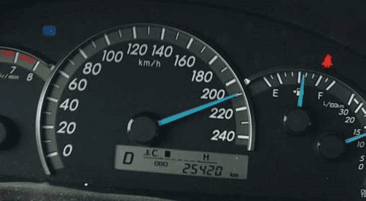 ضبط مركبة تسير بسرعة جنونية على طريق المئة