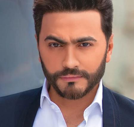 تامر حسني يقوم بتصرف غريب مع معجب  فيديو 