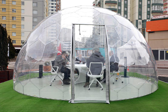 رئيس بلدية تركي ينقل مكتبه الى الشارع  صور