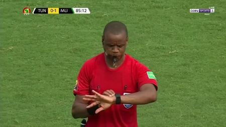 الحكم ينهي مباراة تونس ومالي قبل الدقيقة 90
