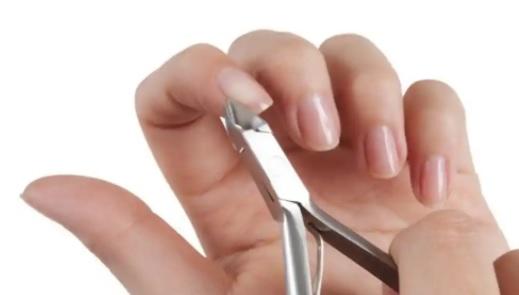 الطريقة الصحيحة لإزالة اللحم الميت حول الأظافر