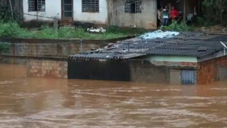 فيديو يخطف الأنفاس لانهيار جسر والناس فوقه