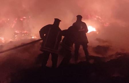 إخماد حريق ساحة خارجية لأحد المصانع في المفرق