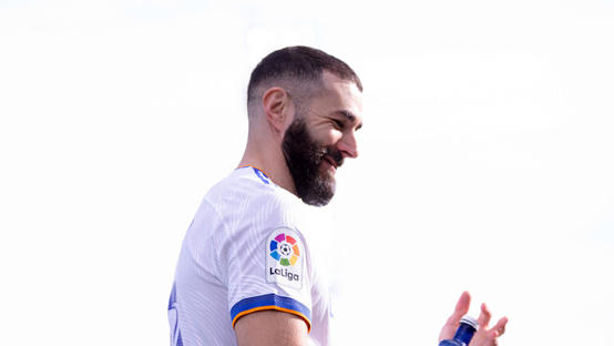 بنزيما يتوج بجائزة من فرانس فوتبول