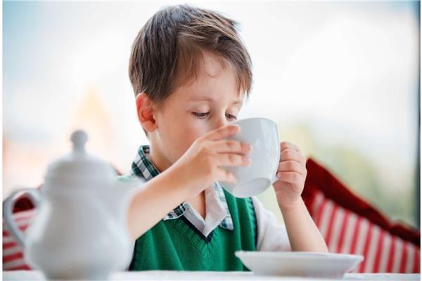 بأي عمر يجب أن تسمحي لأطفالك بشرب الشاي والقهوة
