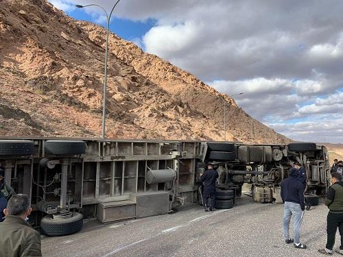 حادث قرب جمرك العقبة يغلق الطريق  صور