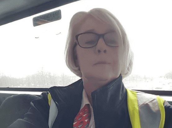 بعد 34 سنة  طردت من عملها لأنها قصيرة