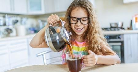 متى يسمح للأطفال بشرب الشاي والقهوة 