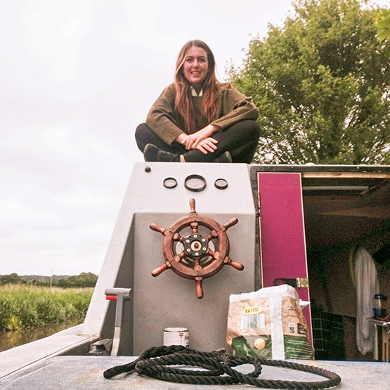 بريطانية توفر الاف الجنيهات عبر العيش في قارب  صور