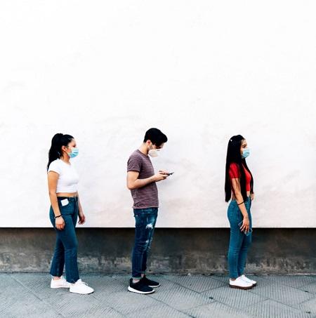 بريطاني يجني رزقه من الوقوف بالطوابير