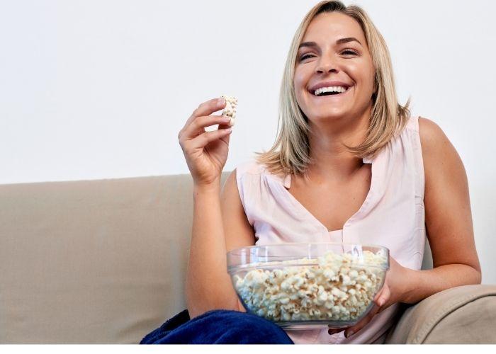 دراسة تكشف العلاقة بين الفشار وزيادة الوزن