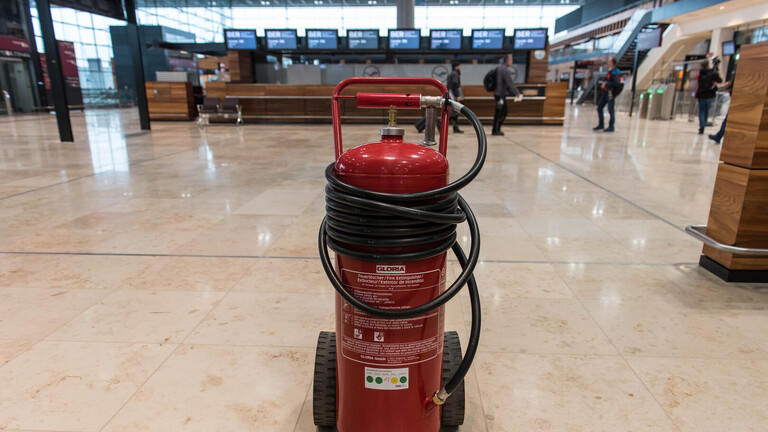 الكويت القبض على وافد هرب كمية كبيرة من مخدر الشبو بطفايات الحريق