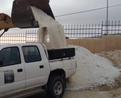 بلدية السلط تنثر الملح على الطرق