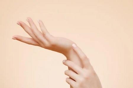 خطوات تخلصك من تجاعيد اليد 