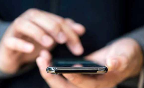 شاب يخترق هاتف خطيبته السابقة ويتسبب في طلاقها