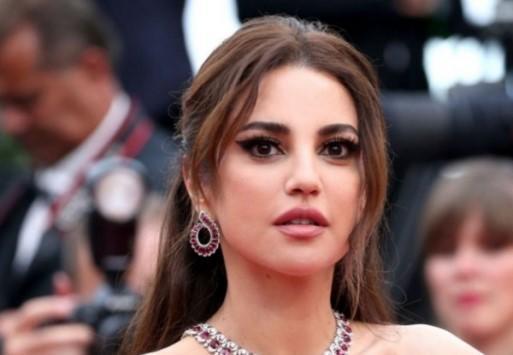 إطلالة شتوية للفنانة درة تخطف الأنظار  صور