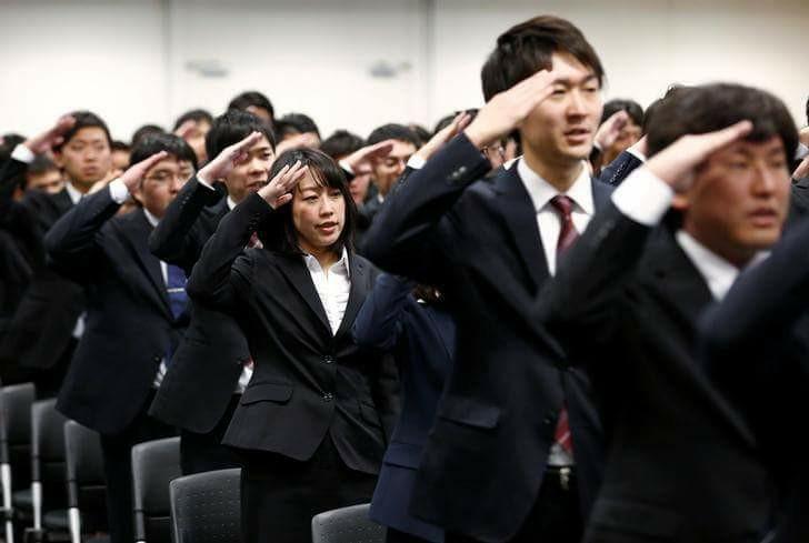 طريقة مميزة لاحتفال الشركات اليابانية بموظفيها الجدد  صور