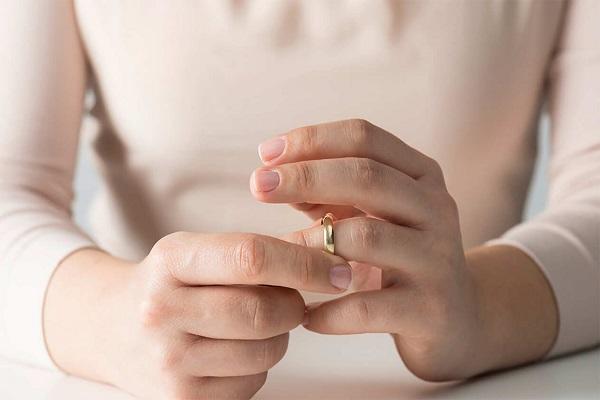 زوجة طالبة الخلع يستحم مرة واحدة كل شهر