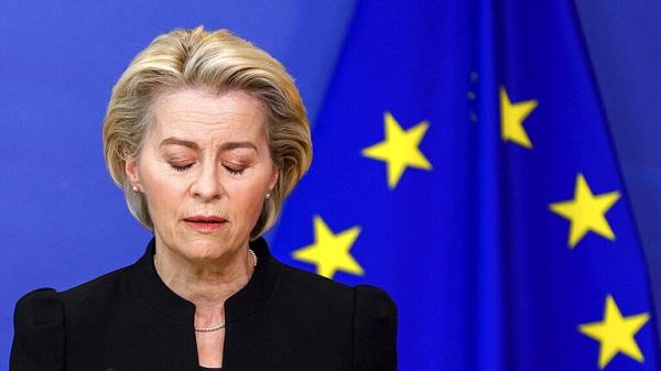 رئيسة المفوضية الأوروبية تدخل الحجر الصحي