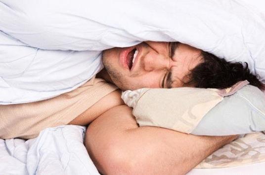 6 طرق للنوم تقلل آلام الرقبة والظهر