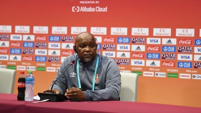 مدرب الأهلي المصري يكسر هاتف أحد الصحفيين  فيديو