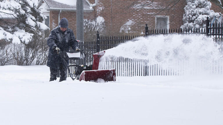العواصف تلغي آلاف الرحلات الجوية في شرق الولايات المتحدة
