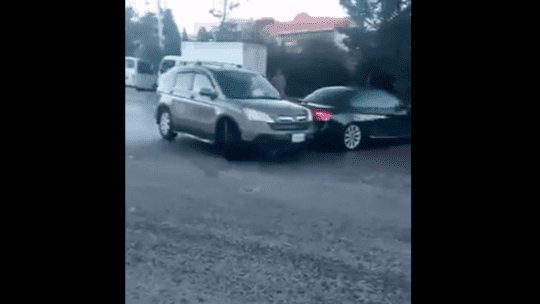 انزلاق سيارات واصطدامها بسبب الجليد في لبنان  فيديو 