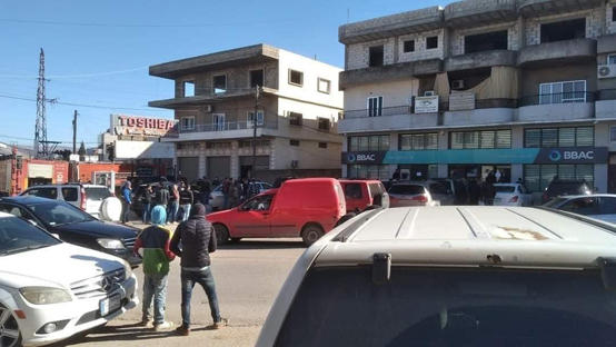 لبناني يحتجز العشرات في بنك ويهدد بتفجيره