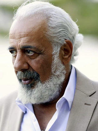 صورة عائلية تجمع أيمن زيدان وأشقائه الثلاثة تلفت الأنظار  صورة