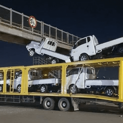 ناقلة سيارات تصطدم بجسر مشاة باربد 