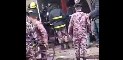 إخلاء بناية إثر حريق كبير بمستودع في إربد  فيديو 