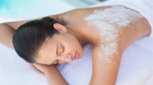  التقشير بملح البحر سر جمال وشباب بشرتك 