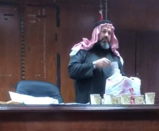 دكتور في الأردنية يقدم المشروبات الساخنة لطلابه