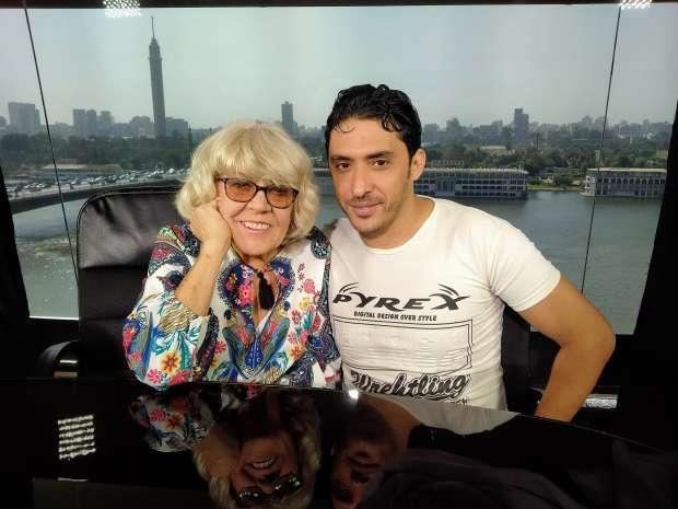 المصري محمد والبريطانية آيريس رجعنا لبعضنا  فيديو 