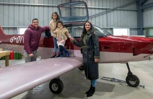 عائلة بريطانية تصنع طائرة خلال الحظر